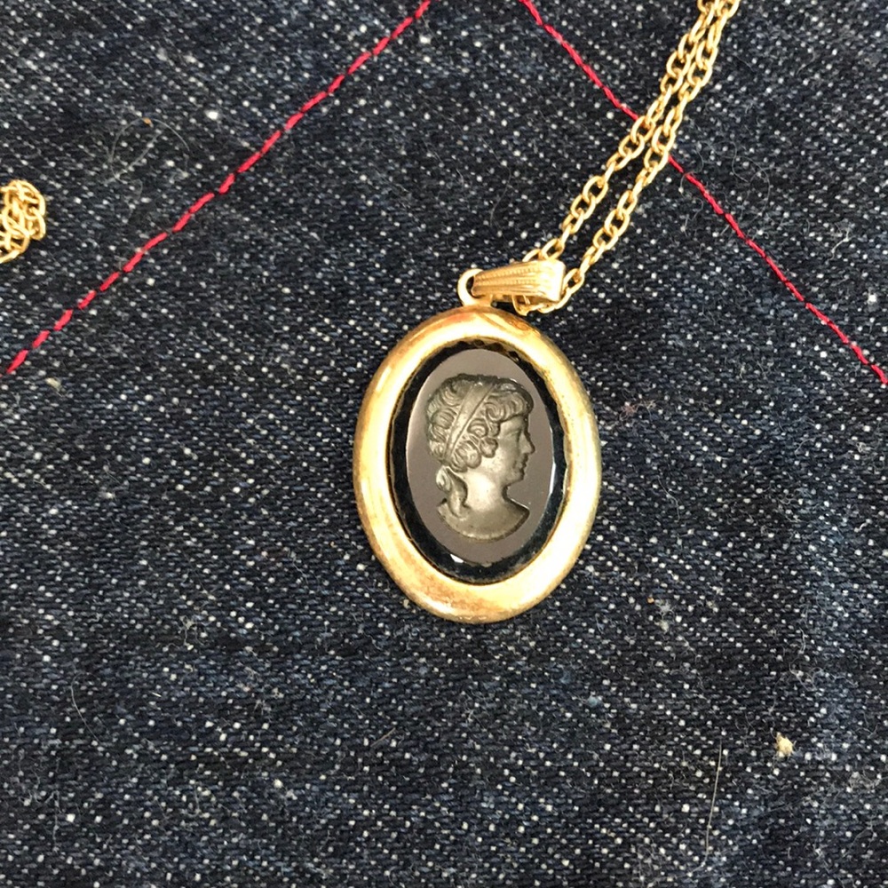 Vintage Sarah Coventry black cameo